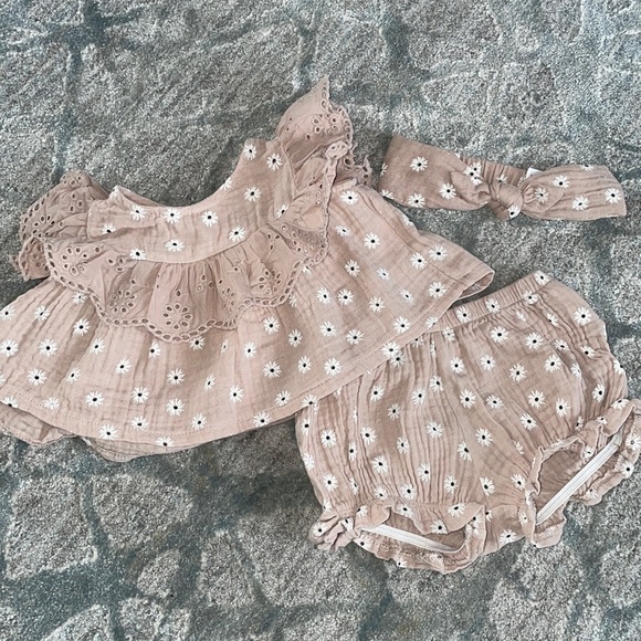 Jessica Simpson three piece set - Beige muslin w/white daisies - Picture 1 of 5